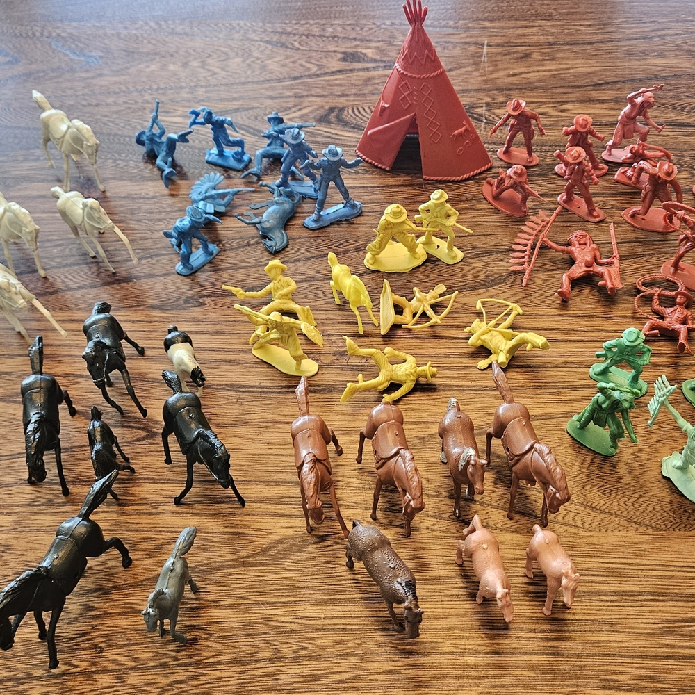 Vintage (1950s)Fifty Horses/Cowboys/Indians.Plus a 4" Teepee.